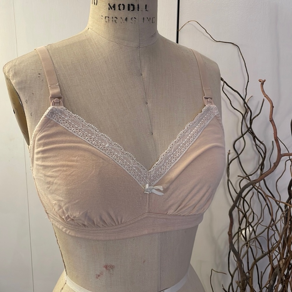 Gilligan & O’Malley Nude nursing bra with lace detail XL - Picture 1 of 8